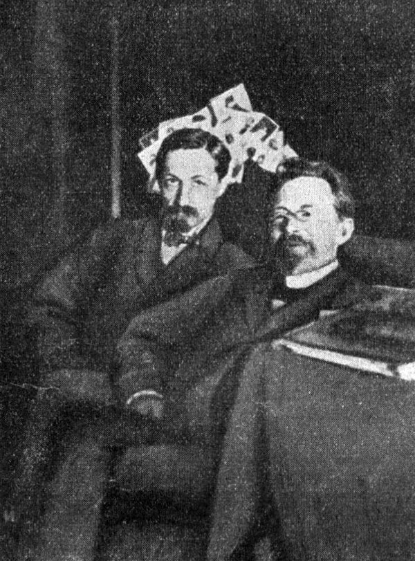 Ivan Bunin e Anton Tchékhov sentados lado a lado, antes de 1904