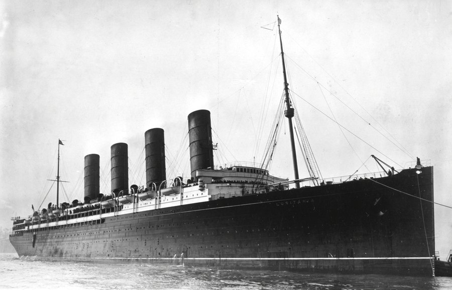 O transatlântico RMS Lusitania entrando no porto, entre 1907 e 1913